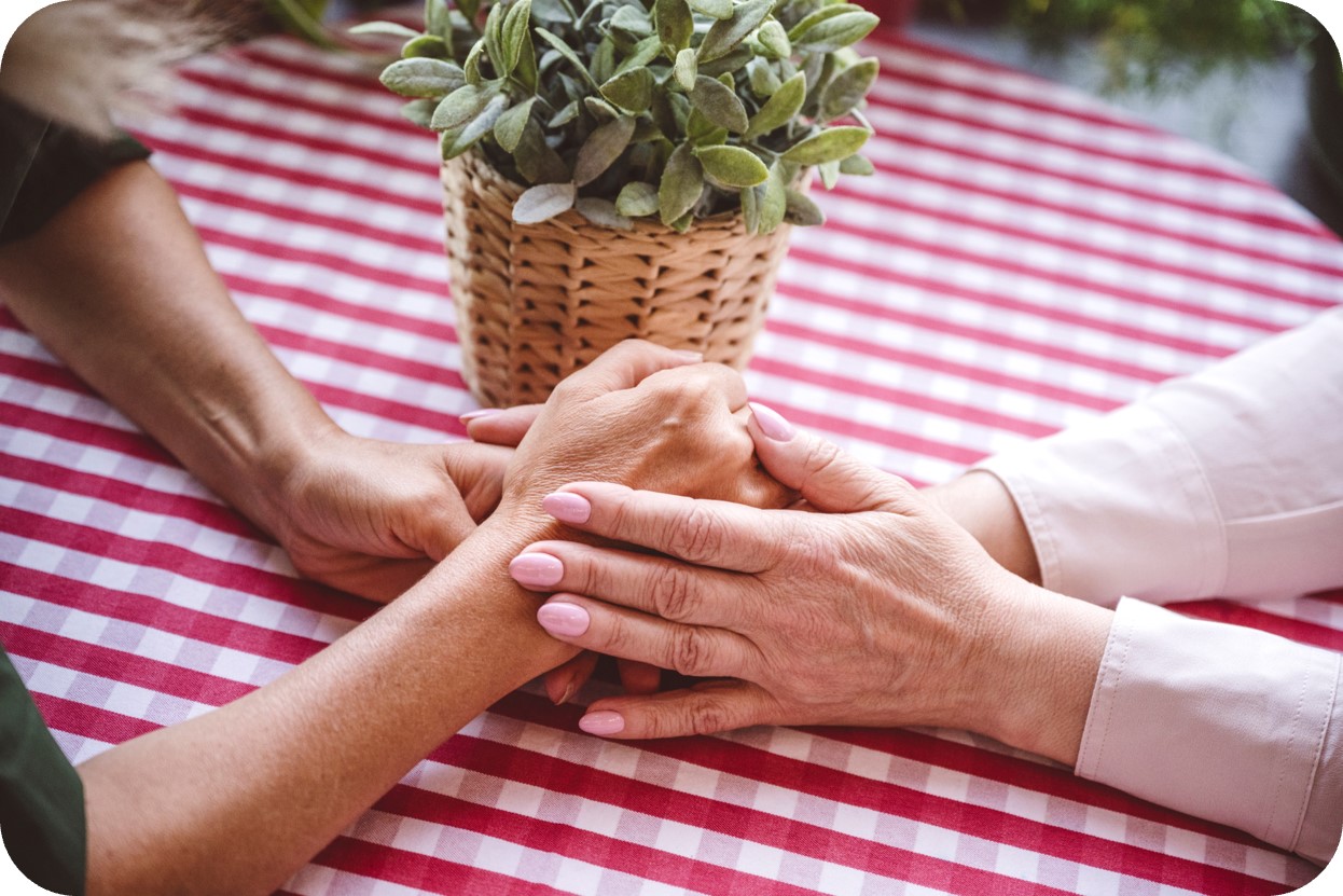 un grupo de manos tomándose entre sí