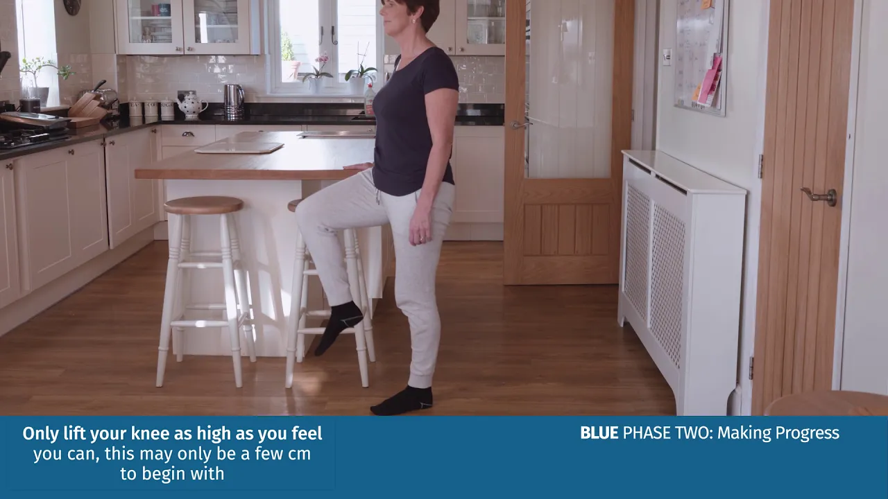 부엌에 서 있는 사람