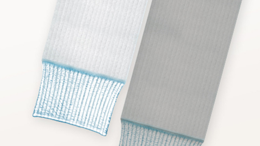 um close-up de uma toalha listrada azul e branca